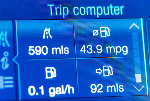 연료 효율을 보여주는 자동차 대시 보드 화면 및 - odometer miles transportation single word 뉴스 사진 이미지