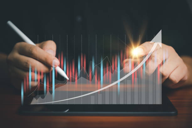 business finance technology and investment concept. Stock Market Investments Funds and Digital Assets. Businessman or trader is showing a growing virtual hologram stock. Business finance background. tecnología de financiación empresarial y concepto de inversión. fondos de inversión bursátil y activos digitales. el hombre de negocios o comerciante está mostrando un creciente stock de hologramas virtuales. antecedentes financieros empresariales.