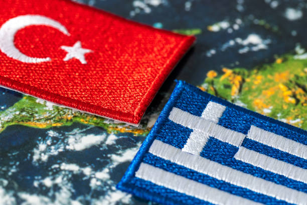 banderas de turquía y grecia, concepto, creciente conflicto entre miembros de la alianza de defensa conjunta por la militarización de las islas en el mar egeo - usa european union flag trading europe fotografías e imágenes de stock