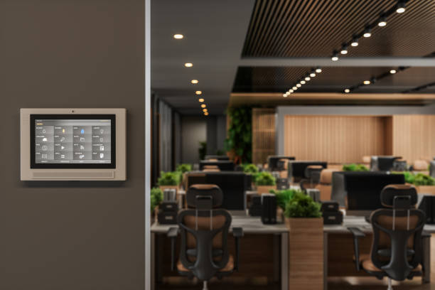sistema de controle inteligente com ícones de aplicativos em uma tela digital no escritório moderno com fundo desfocado - direct light - fotografias e filmes do acervo