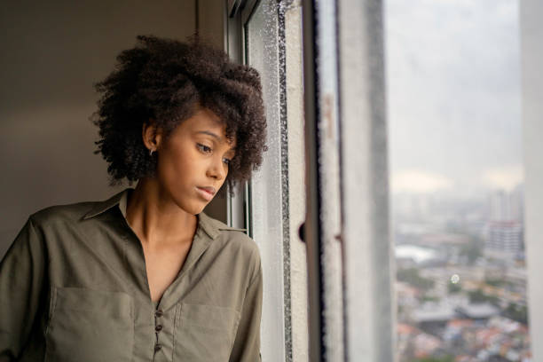 женщина с депрессией в домашних условиях - women crying distraught thinking стоковые фото и изображения