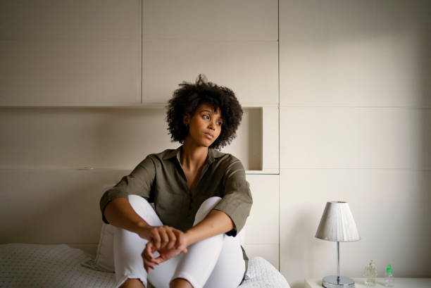 donna con depressione a casa - silence curly hair facial expression female foto e immagini stock