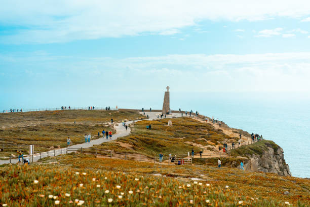 widok na cabo da roca. sintra, portugalia. portugalski farol de cabo da roca to przylądek, który tworzy najbardziej wysunięty na zachód punkt eurazji - cabo da roca zdjęcia i obrazy z banku zdjęć