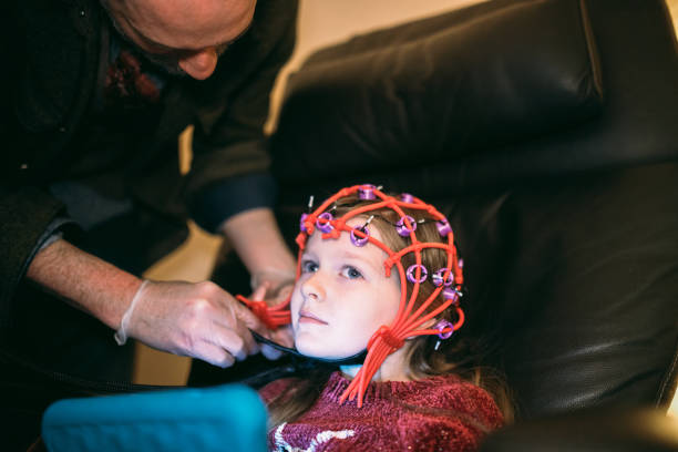 girl receiving neurofeedback therapy - neurology child stockfoto's en -beelden