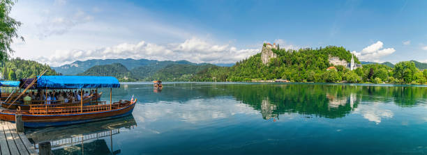 estate nella slovenia settentrionale - santa maria church foto e immagini stock