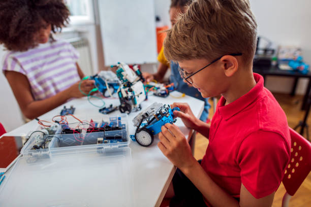 istock Kids programming electric toys  at robotics classroom 1401999119
