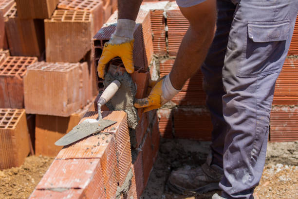 istock Masters who make concrete mortar and masonry in construction 1401999169