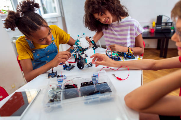 istock Kids programming electric toys  at robotics classroom 1402000350