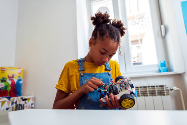 istock Young girl at the STEM class 1402002267
