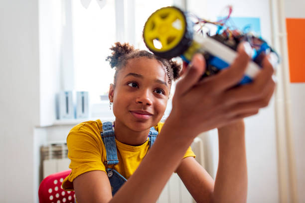 istock Young girl at the STEM class 1402003908