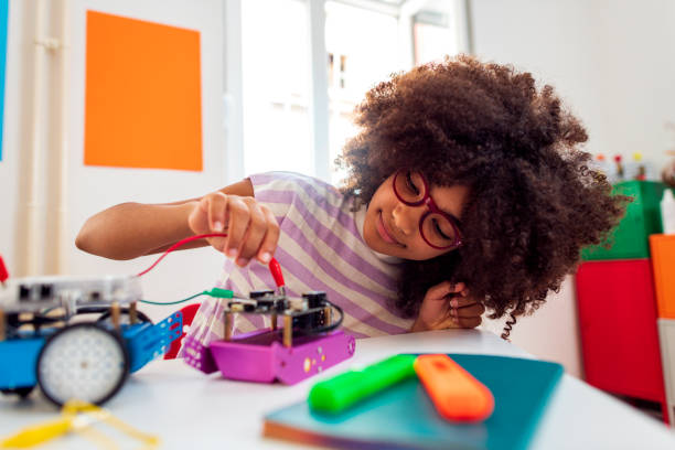 istock Young school girl at the STEM class 1402006037