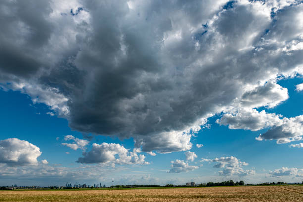 Gewitter A thunderstorm cell moves across a field with the skyline of Frankfurt am Main on the horizon gewitter stock pictures, royalty-free photos & images