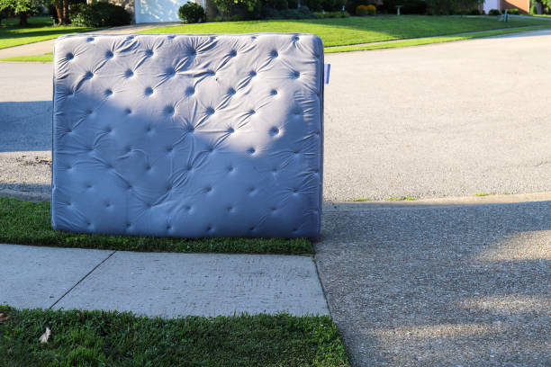 old mattress sitting outside on the sidewalk - 4721 imagens e fotografias de stock