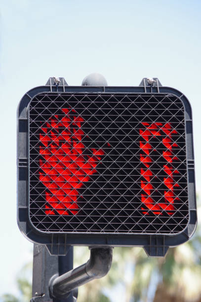 tráfego de pedestres luz - dont walk signal - fotografias e filmes do acervo