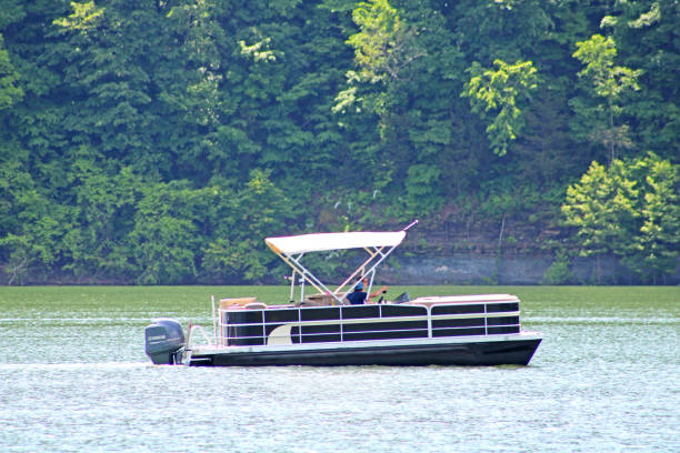Pontoon on Lake Cumberland Kentucky, USA Pontoon Boat on Lake Cumberland Kentucky, USA pontoon boat stock pictures, royalty-free photos & images