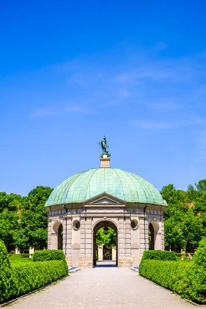 исторические здания в парке хофгартен в мюнхене - diana pavilion стоковые фото и изображения
