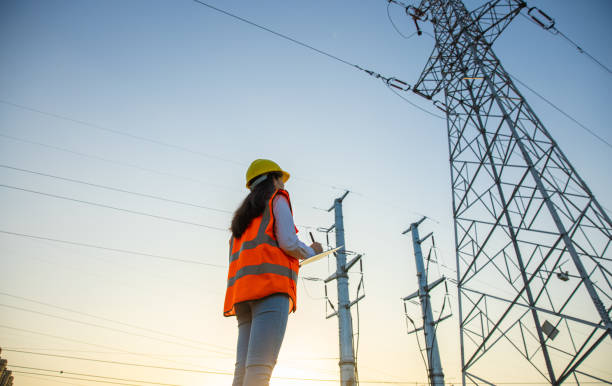 elektroingenieurin bei der arbeit - stromnetz stock-fotos und bilder