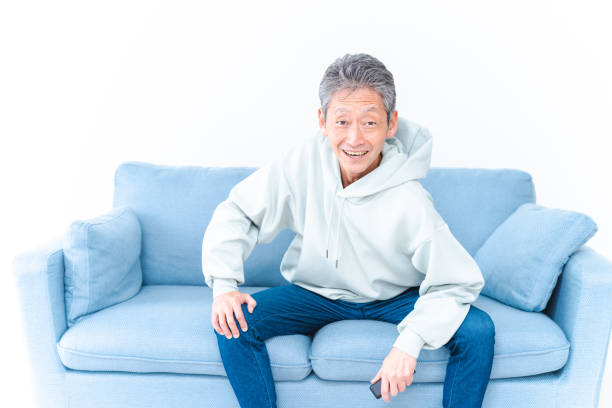 自宅でテレビでスポーツの試合を見ている年配の男性 - ワールドカップ　日本人 ストックフォトと画像