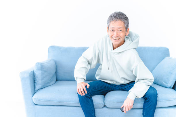自宅でテレビでスポーツの試合を見ている年配の男性 - ワールドカップ　日本人 ストックフォトと画像