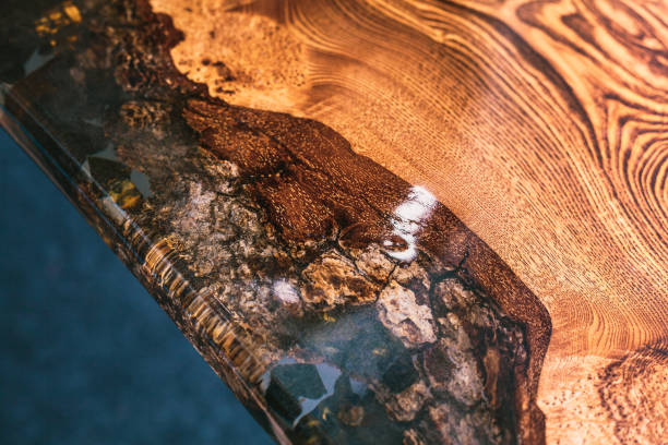 pedras naturais cheias de resina epóxi em uma bancada de madeira. móveis de designer artesanal - water sap - fotografias e filmes do acervo
