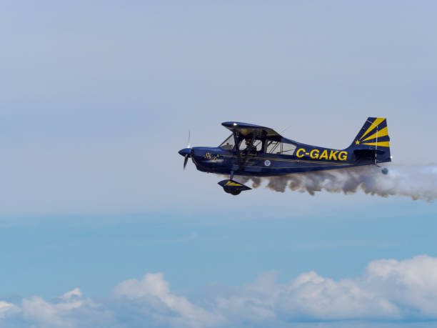 アンナ・セルビネンコ、フライング・スーパー・デカスロン博士
 エアショーヒルズボロオレゴン州2022 - airplane stunt yellow flying ストックフォトと画像