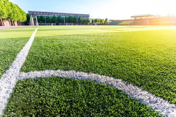 terrain de football américain d'herbe verte avec des lignes blanches - photo corner photos et images de collection