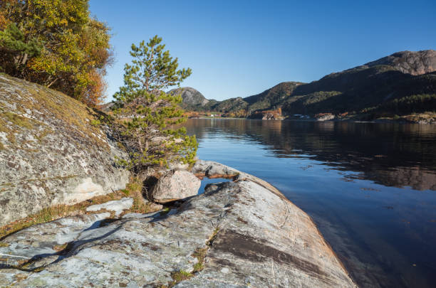 ノルウェーの風景写真。ロッキーな海岸 - trondheim ストックフォトと画像