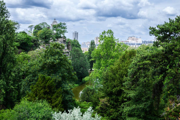 France, Paris, 2022-06-09. View on the Buttes-Chaumont park. Created in 1867 on former gypsum quarries, it is the largest garden in Paris. \nFrance, Paris, 09-06-2022. Vue sur le parc des Buttes-Chaumont. Cree en 1897 sur d'anciennes carrieres de gypse, il est le plus grand parc de Paris. Photographie de Johann Muszynski / Collectif DR.