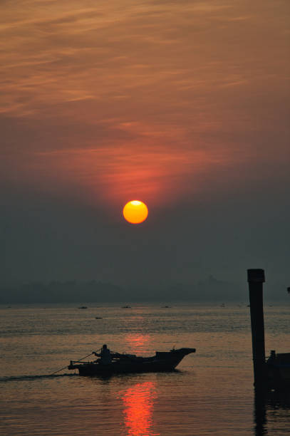 The Mekong River is one of the largest rivers in the world, originating from the Tibetan Plateau - China, flowing through Laos, Myanmar, Thailand, Cambodia and emptying into the East Sea in Vietnam.