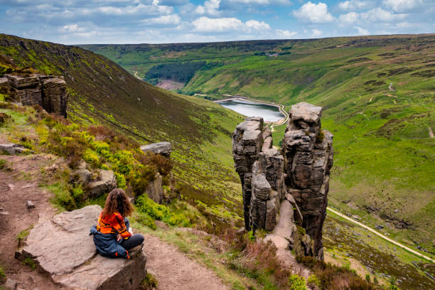 der trinnacle in der nähe des dovestone-stausees - nationalpark peak district stock-fotos und bilder