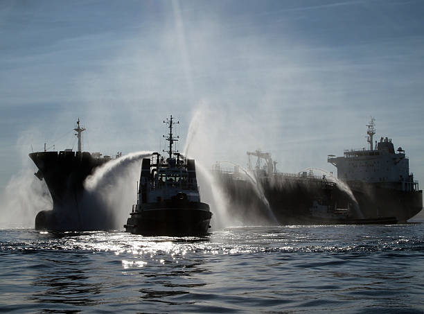 поиска и спасания: срочные нефтяной танкер, химической опасности бедствий - fire boat стоковые фото и изобр�ажения