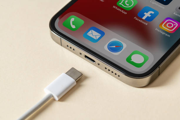 antalya, turkey - june 10, 2022. apple iphone 13 pro and usb-c or type-c wired charger. eu is forcing all devices to use usb-c or type-c - iphone imagens e fotografias de stock