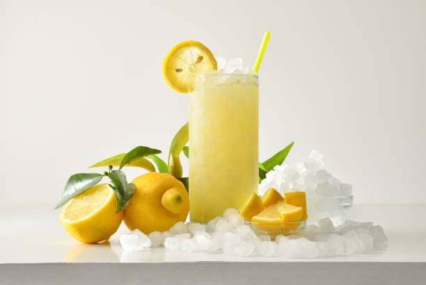 granita di limone con frutta e ghiaccio e fondo isolato - drinking straw juice frozen glass foto e immagini stock