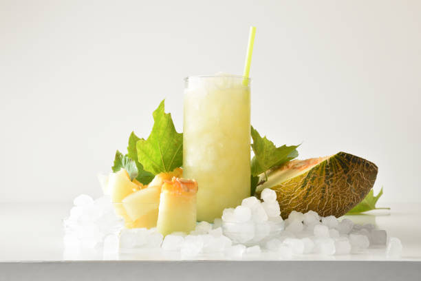 melonen-slushie mit früchten und eis und isoliertem hintergrund - drinking straw juice frozen glass stock-fotos und bilder