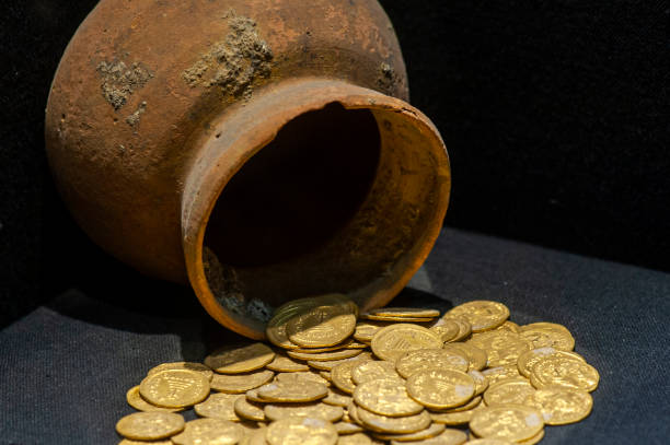 un cubo di moneta d'oro - classical antiquity foto e immagini stock