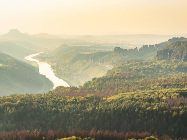 색슨 스위스의 kipphornaussicht - 엘베 계곡과 릴리엔슈타인을 향한 전망 - elbe valley 뉴스 사진 이미지