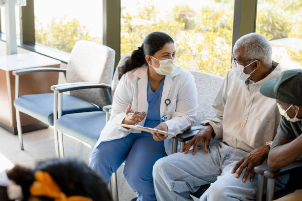 lekarz rozmawia ze swoim pacjentem - senior adult grandfather 70s discussion zdjęcia i obrazy z banku zdjęć