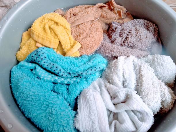 lavare i vestiti - panno per il viso foto e immagini stock
