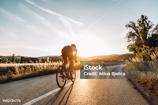 241.000+ Hombre Bicicleta Fotografías de stock, fotos e imágenes libres de  derechos - iStock