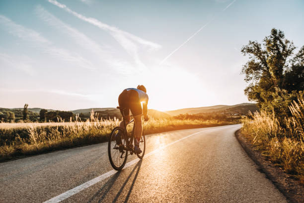 профессиональный шоссейный велосипедист на тренировке - велоспорт стоковые фото и изображения
