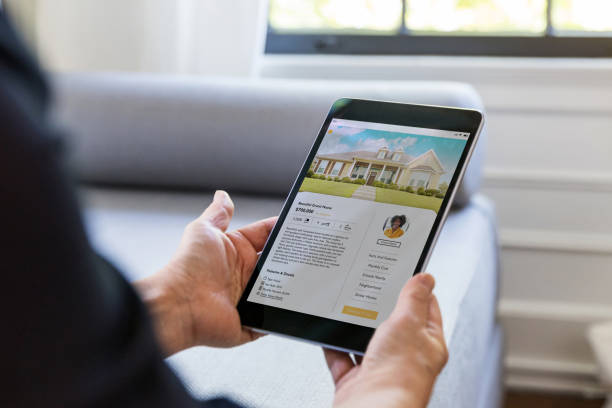 una persona irriconoscibile cerca casa usando l'app mobile - home inspection foto e immagini stock