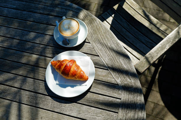 istock Croissant und Cappuccino 1402143225