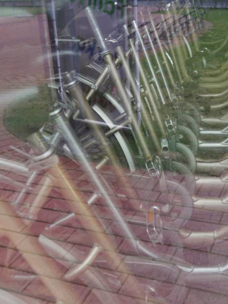 bicicletas seguidas en la tienda - bicycle frame fotografías e imágenes de stock