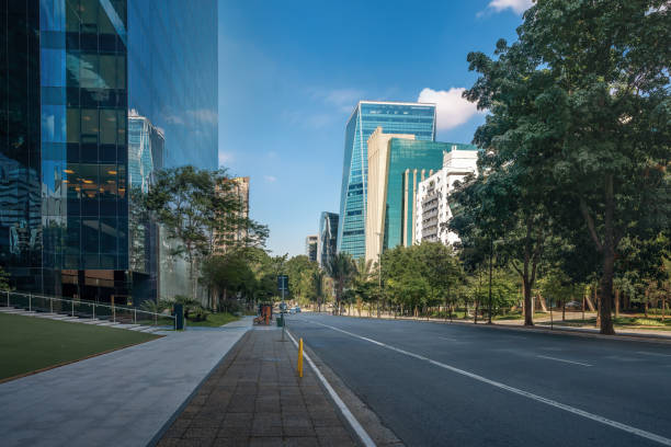 faria lima avenue - city financial center  - sao paulo, brazil - via pública imagens e fotografias de stock