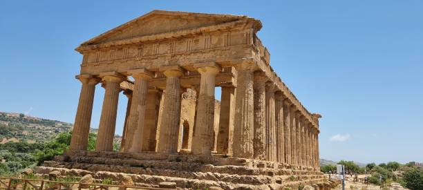 templo griego en italia. - greek culture agrigento landscape colonnade fotografías e imágenes de stock