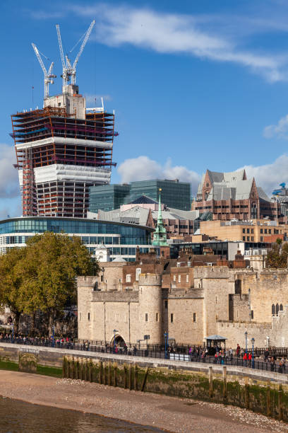 ロンドン塔ロンドン イギリス - crane skyline uk tower of london ストックフォトと画像