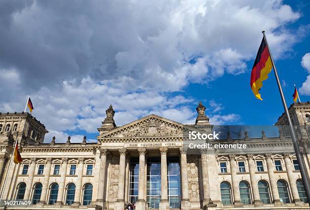 Photo libre de droit de Reichstag Allemand Avec Drapeaux banque d'images et plus d'images libres de droit de Allemagne - Allemagne, Antique, Autorité