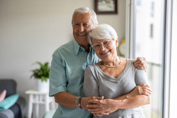 feliz pareja mayor en casa - 80 89 años fotografías e imágenes de stock