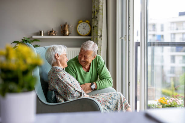 feliz pareja mayor en casa - retirement living fotografías e imágenes de stock