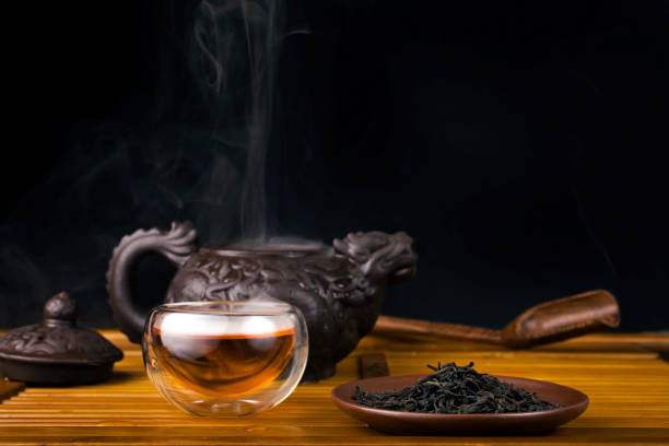 teiera di argilla con tè rosso affumicato lapsang souchong - lapsang souchong tea foto e immagini stock